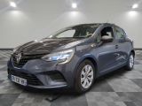 la voiture grise est garée sur le sol en damier d'un garage
