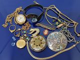 de nombreux bijoux de toutes sortes posés sur une table bleue