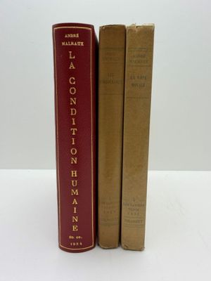 deux livres posés l'un à côté de l'autre sur une surface blanche