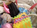 un tas de jouets en plastique dans un bac posé par terre