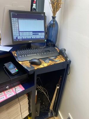 un bureau sur lequel se trouvent un ordinateur et un téléphone portable