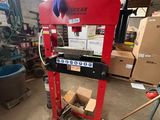 l'image d'une machine installée dans un entrepôt