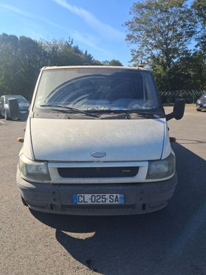 une camionnette blanche garée dans un parking