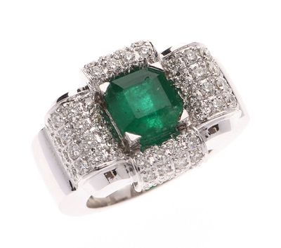 BAGUE tank en or gris 750 °/°° centrée d'une émeraude probab…