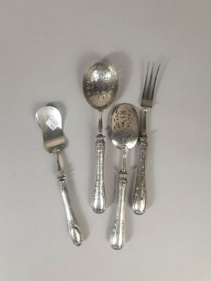 un ensemble de couverts comprenant une cuillère, une fourchette et un repose-cuillère