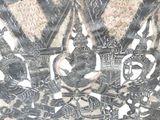 a picture of a black and white picture of a crown