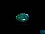 un oplite noir de forme ovale, parsemé de reflets verts et bleus