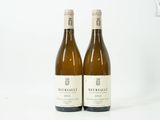 deux bouteilles de vin blanc posées l'une à côté de l'autre sur une surface blanche