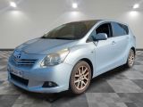 une photo d'une Toyota Yaris bleue garée dans un garage