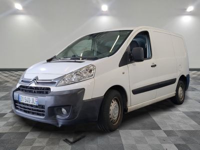la camionnette blanche est garée sur le sol en damier d'une pièce