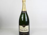 une bouteille de champagne posée sur une table blanche