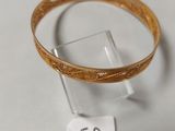 un gros plan d'un bracelet exposé sur une surface blanche