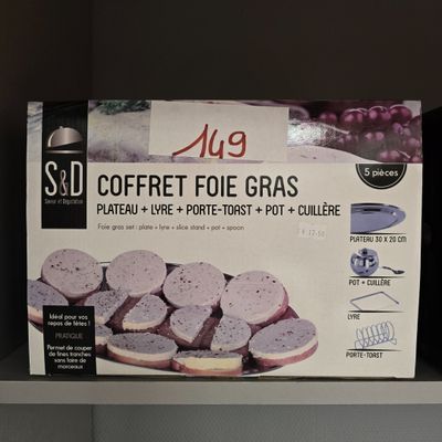 une boîte de nourriture sur une étagère dans un magasin