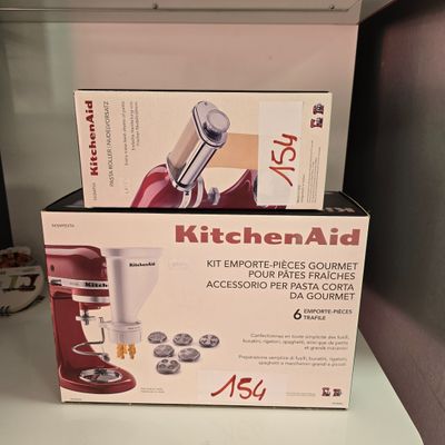 des boîtes contenant des accessoires KitchenAid rangées sur une étagère dans une cuisine