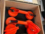 une boîte contenant des cuillères à mesurer orange et des cuillères à mesurer