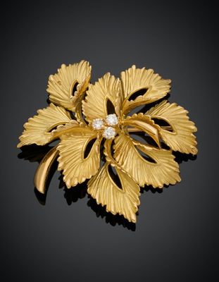 une broche en forme de fleur en or et diamants