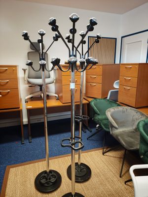 une photo d'une pièce avec plusieurs chaises et une table