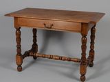 une petite table surmontée d'un tiroir