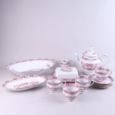 de nombreux types de plats et de tasses sur la table