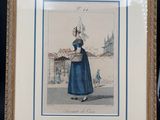 une vieille photo d'une femme en robe bleue, debout devant une horloge