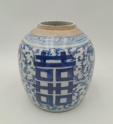 CHINE. Pot à gingembre en porcelaine blanc bleu à décor d'id…