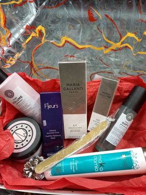 un panier rempli de produits de beauté posé sur une table