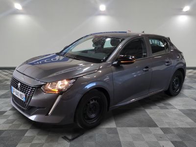 la voiture grise est garée dans le garage sur le sol en damier