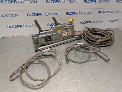 une photo montrant quelques fils et une machine posée sur une table
