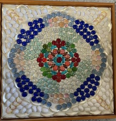 une image représentant une image composée de galets de verre