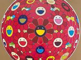 une grosse boule fleurie rouge ornée de smileys
