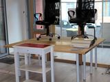 deux chaises de bureau noires posées sur une table en bois