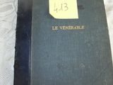 un livre sur lequel est collé un autocollant jaune, posé sur une table