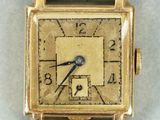 une image représentant une montre en or au cadran carré