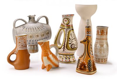 de nombreux types de vases différents, ainsi que des vases posés sur la table