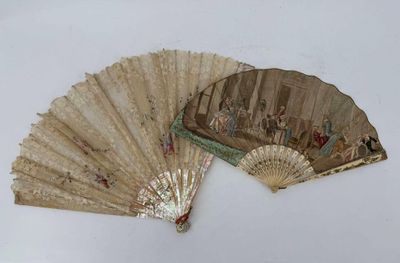 un éventail avec un tableau posé sur une table