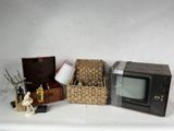 un grand nombre d'objets différents posés sur une table