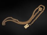 une chaîne en or avec un cadenas sur fond noir