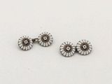 deux paires de boucles d'oreilles en argent posées sur une surface blanche
