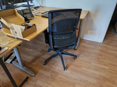 un bureau avec une chaise et un ordinateur dessus