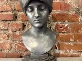 sculpture représentant la tête d'une femme coiffée d'un turban