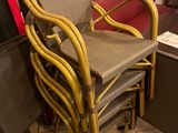 une pile de chaises et une table dans une pièce