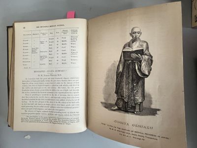 un livre sur lequel figure l'image d'un homme tenant un panier