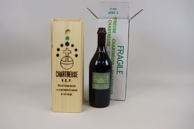 une bouteille de vin à côté d'un carton de vin
