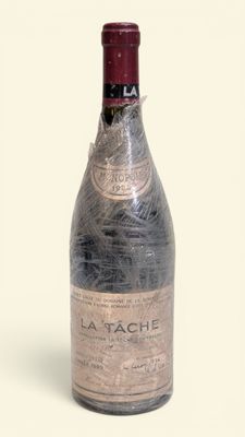 une bouteille de vin posée sur une table
