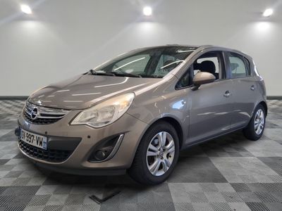 la photo d'une voiture garée dans un garage