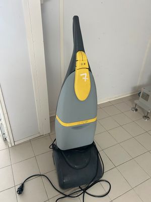 un aspirateur posé sur le sol de la pièce