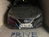 une voiture garée dans un parking couvert
