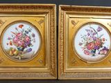 deux photos encadrées de fleurs dans un vase sur une table