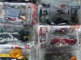 de nombreux types différents de camions miniatures dans des sachets en plastique
