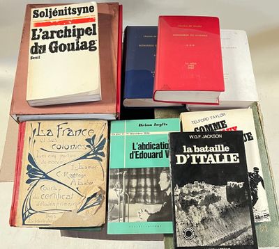 plusieurs livres sont empilés sur une table